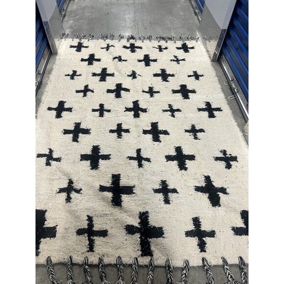 Urban Outfitters Allover Cross Shag Rag Rug 5 x 7 ft Black White - Picture 4 of 7